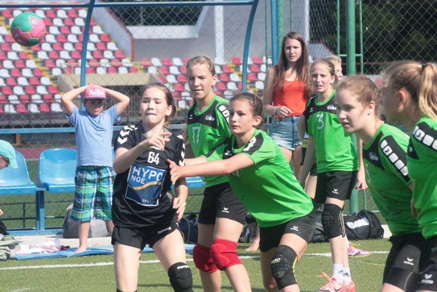 MEGNYERTE AZ ELDNTT A HYPO N ELLEN U11-ES CSAPATUNK